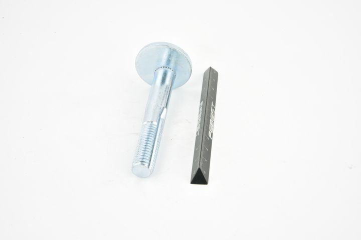 išvirtimo reguliavimo varžtas