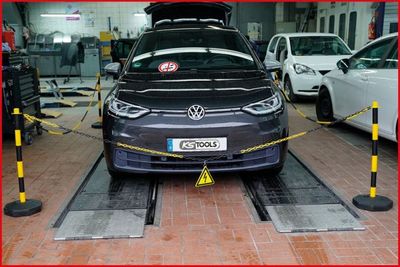 KS Tools 117.1550 Souprava uzavíracích sloupků s řetězem, 13dílná