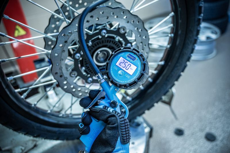 HAZET 9041D-1 Compressed-air Tyre Pressure Gauge/Inflator