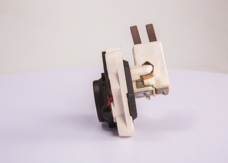 BOSCH 1197311316 Generatoriaus įtampos reguliatorius
