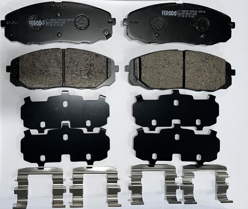 Remblokken set Voor , past: KIA CARNIVAL III 2.2D 01.10-06.15